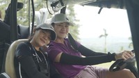 Bersama temannya, Aaliyah Massaid bermain golf. Foto: dokumen pribadi