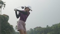 Salah satu gaya kece Aaliyah Massaid main golf. Foto: dokumen pribadi