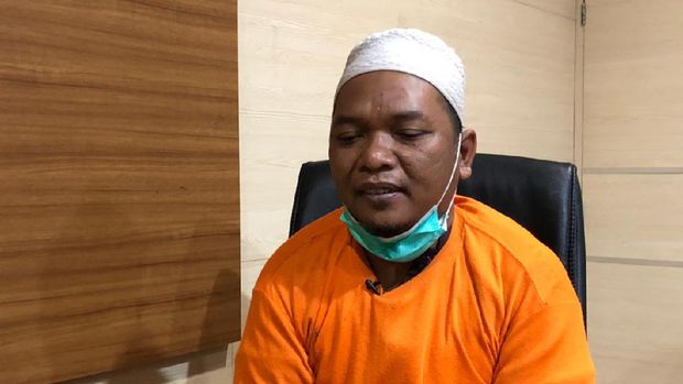 Adam Ibrahim, perekyasa babi ngepet di Depok ditetapkan sebagai tersangka keonaran.