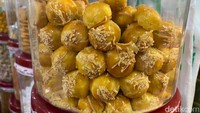 Untuk kue keringnya, lebih mahal karena kualitasnya terjamin. Siapkan budget sekitar Rp 50.000 untuk membeli satu toples nastar tiga tingkat, atau kastengel dan putri salju. Foto: detikFood