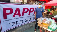 Sasaran dari pembagian takjil gratis ini adalah para pengguna jalan, termasuk para tukang ojek online.