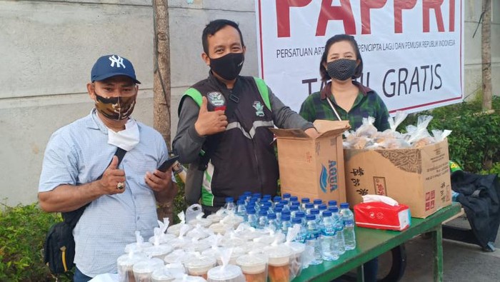 Aksi PAPPRI Bagikan Takjl Gratis di 10 Lokasi di Jakarta Aksi PAPPRI Bagikan Takjl Gratis di 10 Lokasi di Jakarta