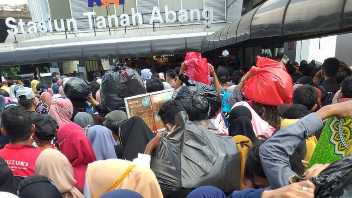 Antrean calon penumpang KRL di Stasiun Tanah Abang siang tadi