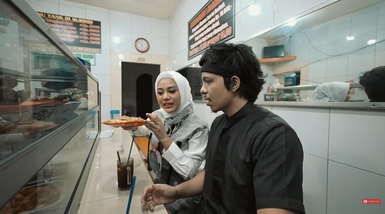 Atta Halilintar dan Aurel Hermansyah Borong Warteg