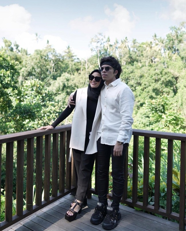 Hari kedua puasa, ia kembali mengunggah foto dirinya berhijab bersama Atta Halilintar. Pasangan pengantin baru ini kompak berbusana monokrom hitam-putih. Foto: Instagram/@aurelie.hermansyah @attahalilintar