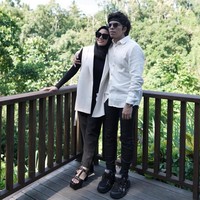 Hari kedua puasa, ia kembali mengunggah foto dirinya berhijab bersama Atta Halilintar. Pasangan pengantin baru ini kompak berbusana monokrom hitam-putih. Foto: Instagram/@aurelie.hermansyah @attahalilintar