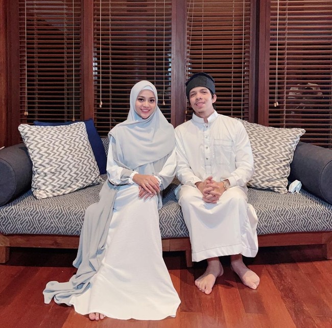Seperti saat mengucapkan selamat menunaikan ibadah puasa, Aurel Hermansyah tampak berbusana syari mengenakan gaun panjang putih dan abu-abu dengan jilbab menutup dada. Foto: Instagram/@aurelie.hermansyah @attahalilintar