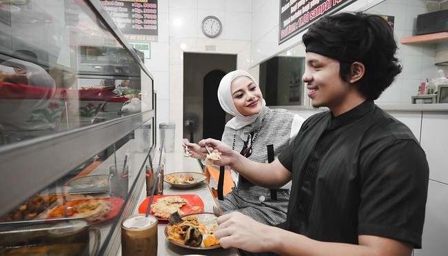 Menjalani ibadah puasa pertama sebagai istri, Aurel Hermansyah mengutarakan keinginannya berhijab selama Ramadhan. Atta Halilintar memang sempat mengutarakan kesukaannya saat sang istri berhijab. Namun dia tidak ingin memaksakan. Gamau maksa, tunggu nanti dari hatinya jangan karna disuruh, jawab Atta. Foto: Instagram/@aurelie.hermansyah @attahalilintar