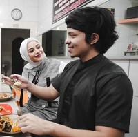 Menjalani ibadah puasa pertama sebagai istri, Aurel Hermansyah mengutarakan keinginannya berhijab selama Ramadhan. Atta Halilintar memang sempat mengutarakan kesukaannya saat sang istri berhijab. Namun dia tidak ingin memaksakan. Gamau maksa, tunggu nanti dari hatinya jangan karna disuruh, jawab Atta. Foto: Instagram/@aurelie.hermansyah @attahalilintar