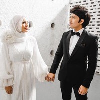 Atta Halilintar pun mengunggah foto dirinya bersama sang istri yang kini sering tampil berhijab. Bak pemotretan pre-wedding, Aurel tampak cantik berbalut gaun putih dengan hijab sifon warna senada. Foto: Instagram/@aurelie.hermansyah @attahalilintar