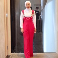 Menjalani syuting, Aurel Hermansyah tampil modis dan colorful dengan jumpsuit merah yang dipadu kemeja putih. Foto: Instagram/@aurelie.hermansyah @attahalilintar