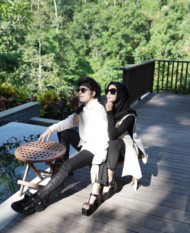 Pamit dulu dari honeymoon foto sm bojo duluuu... Hari ke 2 puasaaaa, tulisnya pada caption foto. Foto: Instagram/@aurelie.hermansyah @attahalilintar