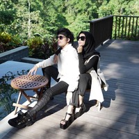 Pamit dulu dari honeymoon foto sm bojo duluuu... Hari ke 2 puasaaaa, tulisnya pada caption foto. Foto: Instagram/@aurelie.hermansyah @attahalilintar