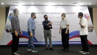 Direktur Utama Jamkrindo Putrama Wahju Setyawan (tengah) bersama Direktur MSDM, Umum dan Kepatuhan Jamkrindo Sulis Usdoko (kiri), Direktur Operasional dan Jaringan Jamkrindo Kadar Wisnuwarman (kedua kiri), Direktur Keuangan, Investasi dan Manajemen Risiko Jamkrindo I. Rusdonobanu (kedua kanan) dan Direktur Bisnis Penjaminan Jamkrindo Suwarsito (kanan) berbincang tentang tema HUT ke-51 Jamkrindo. Foto: dok. Jamkrindo