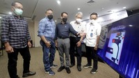 Jajaran direksi secara bersama-sama melihat logo HUT Jamkrindo ke-51 usai acara Kick Off HUT PT Jamkrindo ke 51 dan Talkshow Interaktif bertema “UMKM Naik Kelas untuk Tingkatkan Ekonomi Nasional” di Gedung Jamkrindo, Jumat (30/4). amkrindo juga memiliki marketplace guarantee yang merupakan platform digital yang dibuat sebagai layanan akses modal usaha UMKM dan kebutuhan mengikuti peatihan-pelatihan. Foto: dok. Jamkrindo