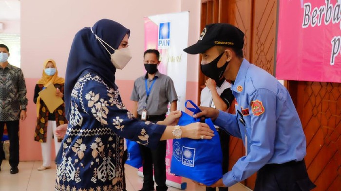 Berbagi Rejeki di Bulan Suci Persaudaraan Istri Anggota (PIA) Fraksi PAN DPR RI menggelar bakti sosial berbagi 1000 paket sembako di lingkungan DPR RI