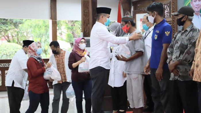 Bupati Kebumen bagikan sembaki ke tukang becak dan PKL.