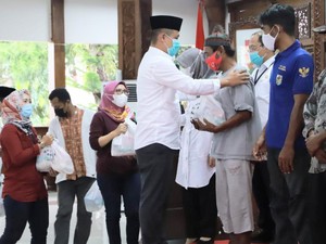 Bupati Kebumen Bagikan Sembako ke Tukang Becak dan PKL