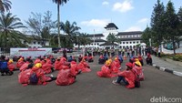 Salah satu kelompok massa buruh berdemo menggunakan alat pelindung diri (APD).