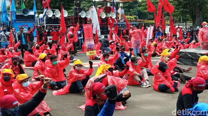 Buruh Bandung Demo Pakai APD Aksi turun ke jalan yang dilakukan massa buruh memperingati hari buruh atau May Day saling mengingatkan protokol kesehatan. Bahkan salah satu kelompok massa buruh berdemo menggunakan alat pelindung diri (APD).