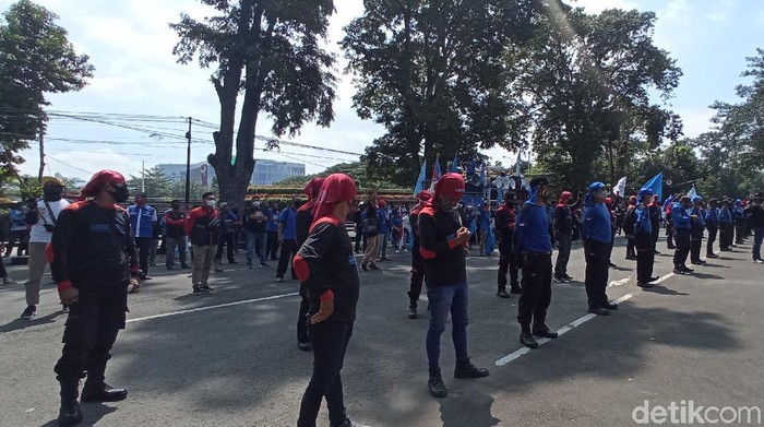 Buruh di Bandung aksi may day di Gedung Sate