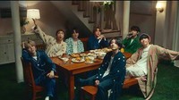 Tetap keren walau pakai baju tidur. Aneka hidangan super lengkap, jadi konsep pemotretan member BTS yang hasilnya tak kalah keren dengan konsep yang pernah mereka gunakan. Foto: Twitter/Instagram