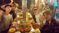 Hidangan Korean BBQ, tampaknya masih menjadi juara pertama sebagai makanan yang paling digemari member BTS. Terbukti nih mereka sering sekali makan malam bersama di restoran Korean BBQ. Foto: Twitter/Instagram