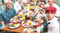Meski sudah terkenal, tapi member BTS tetap akrab dan menjaga kekompakan mereka. Salah satunya lewat acara makan-makan seru, setelah menyelsaikan agenda yang padat. Foto: Twitter/Instagram
