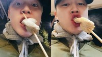 Makan enak odeng dan jajanan kaki lima khas Korea lainnya. Jimin membuat popularitas makanan kaki lima khas Korea Selatan ini semakin laris manis.  Foto: Twitter/Instagram