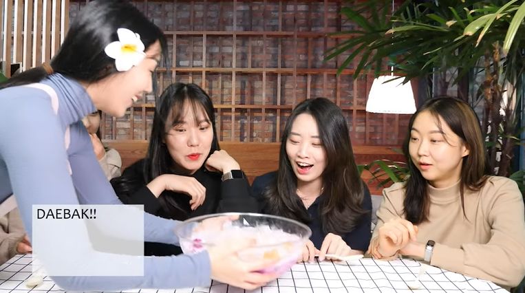cewek korea cobain es buah