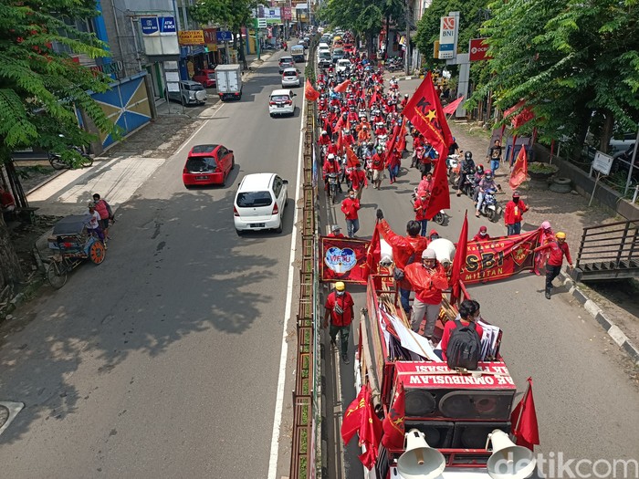 Demo buruh Karawang peringati may day 2021