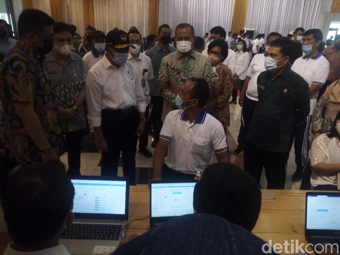 Didampingi Bobby Nasution, Menko PMK Muhadjir Effendy, meninjau vaksinasi COVID-19 bagi buruh di Medan (Datuk Haris/detikcom)