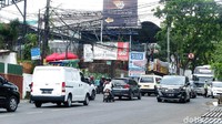 Kendaraan yang mengarah ke Lembang kebanyakan dari dalam kota. 