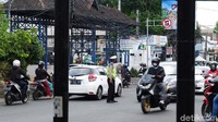 Pihak kepolisian dari Satlantas Polrestabes Bandung dan Polsek Cidadap terlihat melakukan pengaturan lalu lintas.