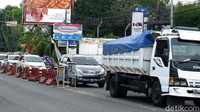 Kendaraan yang melintas didominasi oleh mobil pribadi.