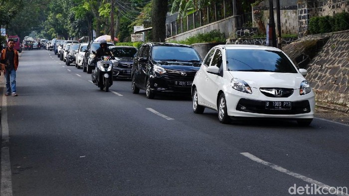 Dua Pekan Jelang Lebaran, Lalin di Ledeng-Lembang Bandung Ramai Lancar Akhir pekan di bulan Ramadhan menjelang lebaran membuat kondisi lalu lintas di Bandung cukup ramai. Terlebih di kawasan Ledeng, Kota Bandung yang berbatasan dengan kawasan wisata Lembang, Kabupaten Bandung Barat.