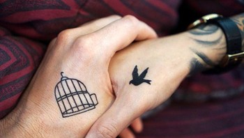 Tato pasangan ini memiliki makna yang dalam. Foto: Brightside