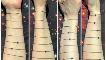 Pemiliknya menyebut tato ini adalah posisi planet saat kelahiran anaknya. Foto: Brightside