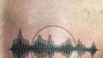 Tato ini merupakan imajinasi seorang ayah tentang suara putrinya yang berkata, aku mencintaimu ayah. Foto: Brightside