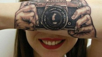 Tato unik buat pencinta fotografi. Foto: Brightside