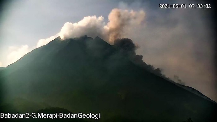 Gunung Merapi erupsi pukul 07.31 WIB, Sabtu (1/5/2021).