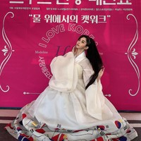 Nama Harisu melejit ketika di 2001 ia menjadi model untuk DoDo Cosmetics dan jadi viral. Saat banyak orang belum mengenalnya, kecantikannya bikin penasaran mereka dan terungkap ternyata Harisu merupakan seorang transgender.  Foto: Instagram @risu_ha