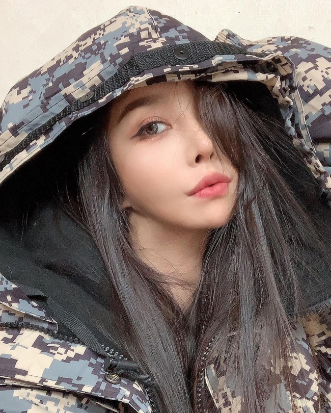 Ketika pertama kali debut di tahun 1995, penampilannya mengejutkan publik karena terlihat sangat cantik. Tak heran jika banyak pria berusaha mengejarnya. Foto: Instagram @risu_ha