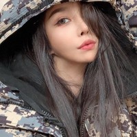 Ketika pertama kali debut di tahun 1995, penampilannya mengejutkan publik karena terlihat sangat cantik. Tak heran jika banyak pria berusaha mengejarnya. Foto: Instagram @risu_ha