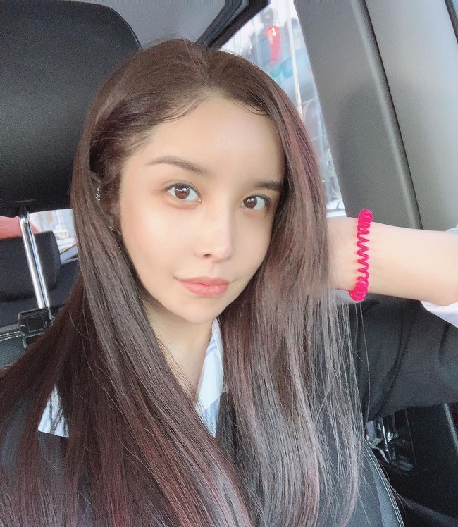 Harisu menjadi salah satu ikon LGBTQ di Korea Selatan. Penyanyi itu sendiri mengaku sudah merasa dirinya lahir di tubuh yang salah sejak kecil lalu melakukan operasi di usia 20 tahunan.  Foto: Instagram @risu_ha