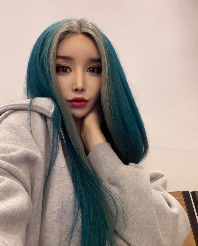 Kini Harisu sudah jarang tampil sebagai penyanyi tapi masih sering tampil di berbagai acara televisi. Setelah perceraiannya Harisu hidup bersama anjing-anjingnya tapi gosipnya kini sudah memiliki kekasih baru. Foto: Instagram @risu_ha