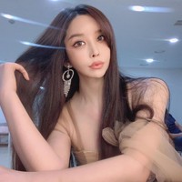 Harisu dikenal sebagai penyanyi pertama transgender Korea yang debut di era 90an. Kecantikannya saat itu jadi perbincangan dan perhatian. Baru-baru ini ia bahkan mengaku pernah didekati 100 artis pria. Foto: Instagram @risu_ha