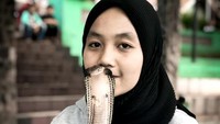 Icha adalah perempuan berusia 18 tahun yang baru lulus sekolah menengah atas (SMA). Perempuan yang memiliki nama asli Aulia Khairunnisa ini menceritakan sejak 4 tahun sudah berani memegang ular. (Foto: Dok Pribadi Aulia Khairunnisa)