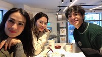 Ini momen Iis Dahlia bersama kedua anaknya Salshadilla Indradjaja dan Devano saat kulineran bareng. Ketiganya tampak menikmati suasana di kafe tersebut. Foto: Instagram @isdadahlia
