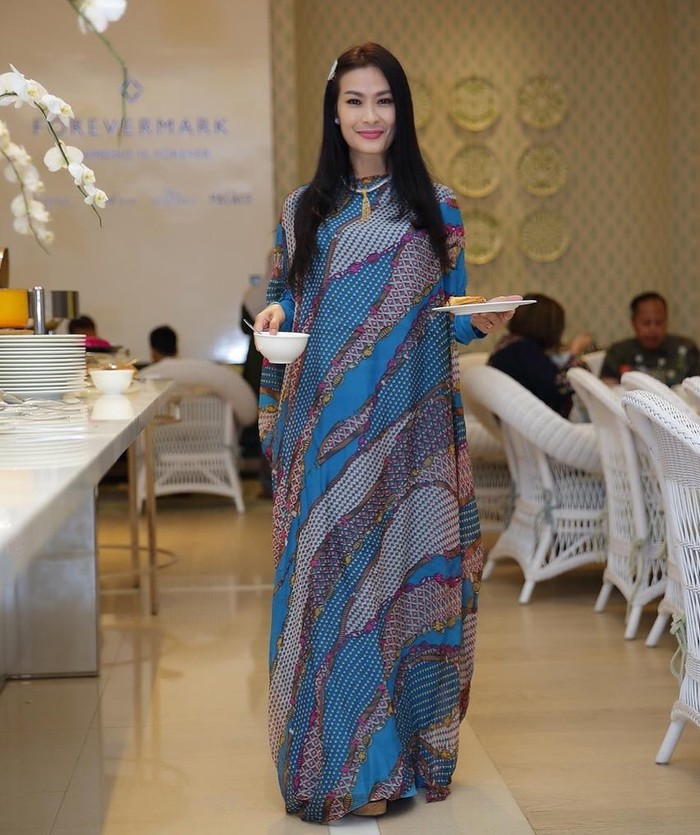 Iis Dahlia Gaya Iis Dahlia saat Nongkrong di Kafe Bareng Salsha dan Devano